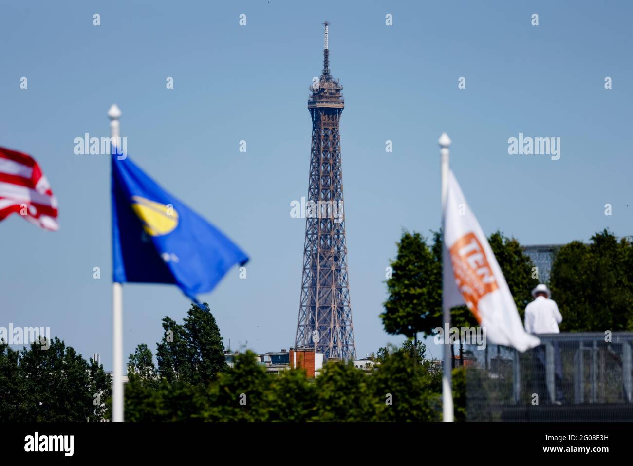 Parigi, Francia. 31 maggio 2021. Tennis: Grand Slam - apertura Francese. La Torre Eiffel può essere vista attraverso due bandiere della Suzanne Lenglen Arena. Credit: Frank Molter/dpa/Alamy Live News Foto Stock