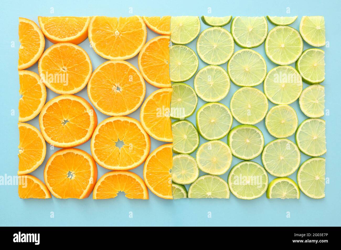 Cornice di frutta fresca tagliata arancione e lime Foto Stock
