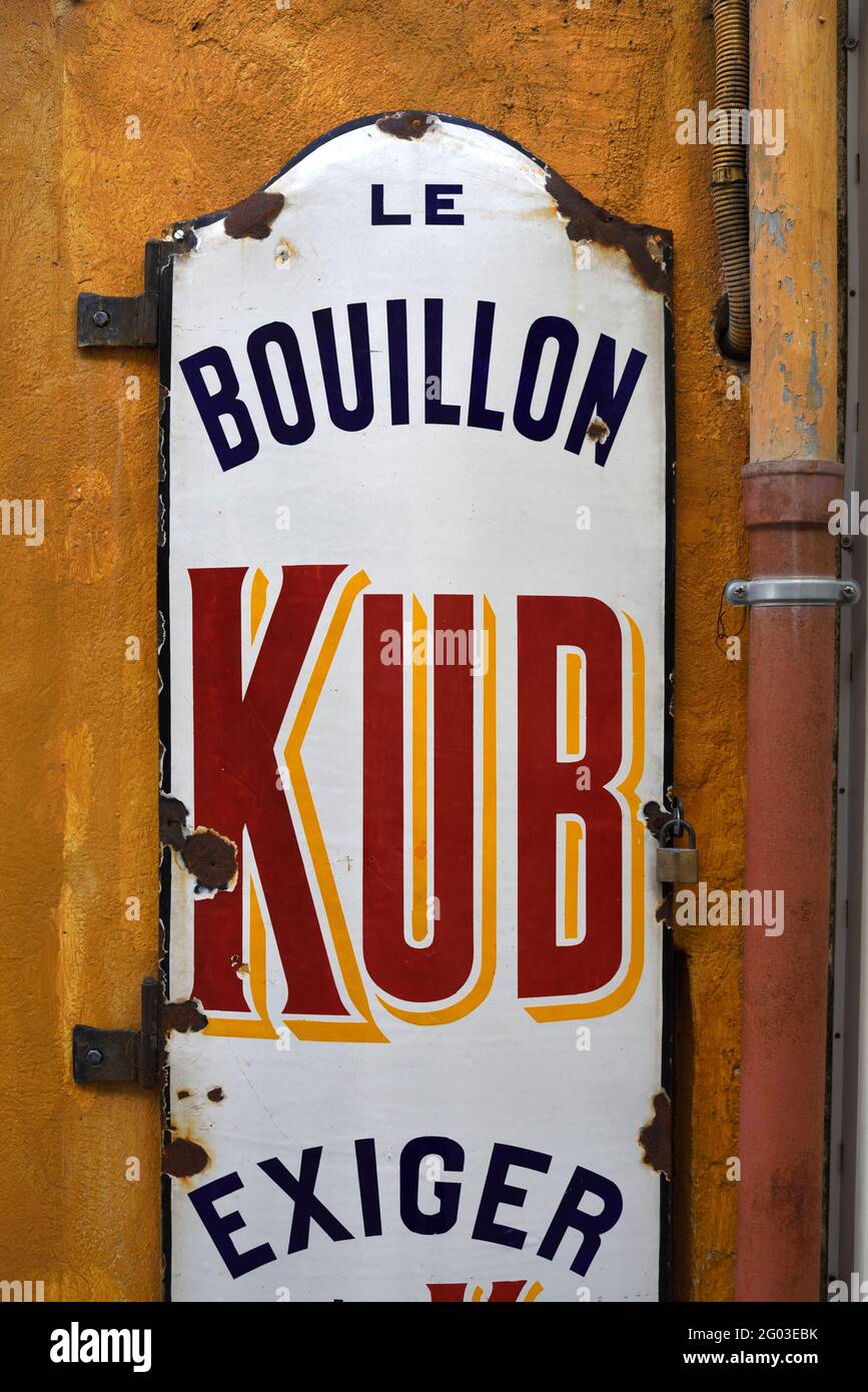 Retro o Vintage Plaque o Wall Annuncio pubblicitario per Bouillon KUB, Bouillon Cube o Cube de Bouillon Saint Remy de Provence Francia Foto Stock