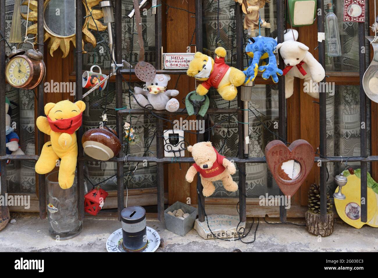 Curiosa o insolita finestra di casa cittadina decorata con Knick-Knacks e giocattoli coccolati nella città vecchia Saint Remy de Provence Provence France Foto Stock