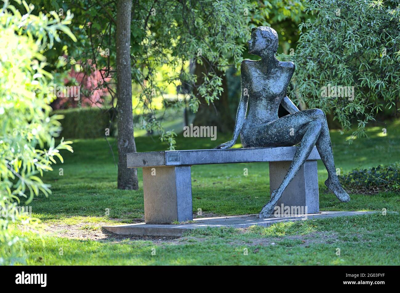 Dublino, Irlanda - 30 aprile 2021: Bella vista frontale della scultura Rendezvous all'Università di Dublino in vari colori di primavera verde Foto Stock