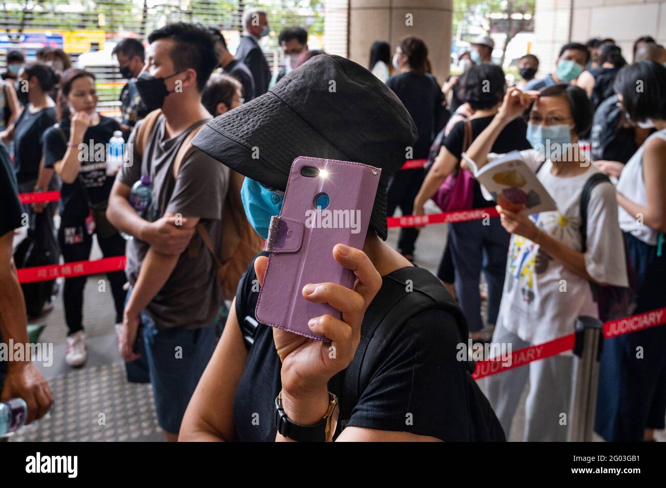 Hong Kong, Cina. 31 maggio 2021. Un sostenitore accende il suo telefono cellulare mentre si accfila al West Kowloon Law Courts Building di Hong Kong.47 attivisti a favore della democrazia sono stati accusati in base alla legge nazionale sulla sicurezza di sovvertire il potere statale per aver partecipato a una primaria non ufficiale nel 2020 per scegliere candidati a favore della democrazia per la legge da-rinviata elezione. Credit: SOPA Images Limited/Alamy Live News Foto Stock