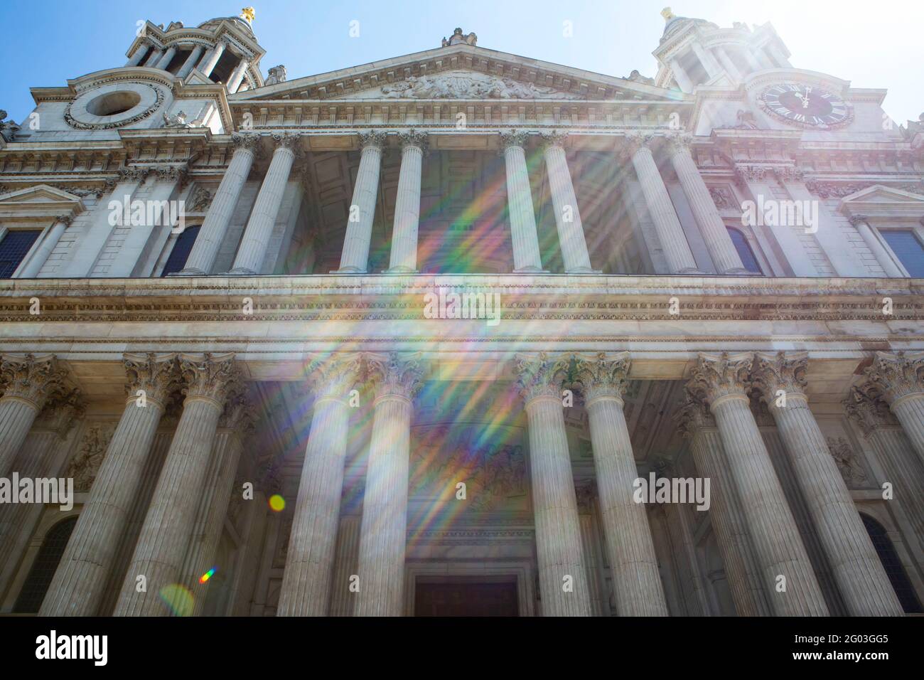 Lente arcobaleno flare sulla Cattedrale di San Paolo Foto Stock