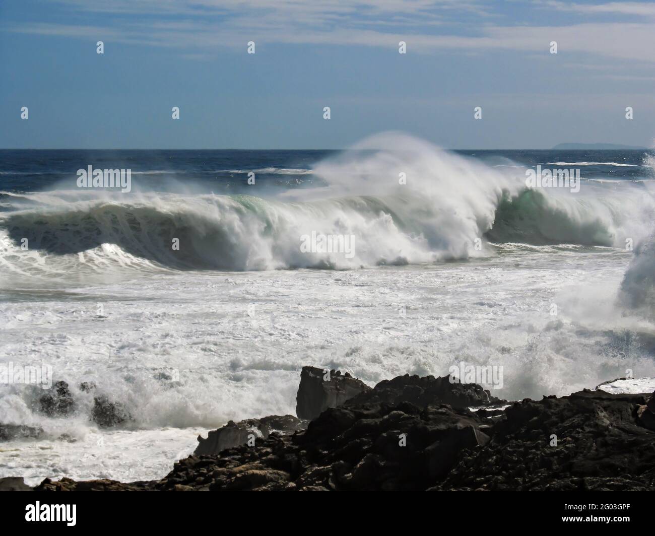 Una grande onda che si infrangono nell'Oceano Indiano meridionale, in un'eccezionale giornata ventosa Foto Stock