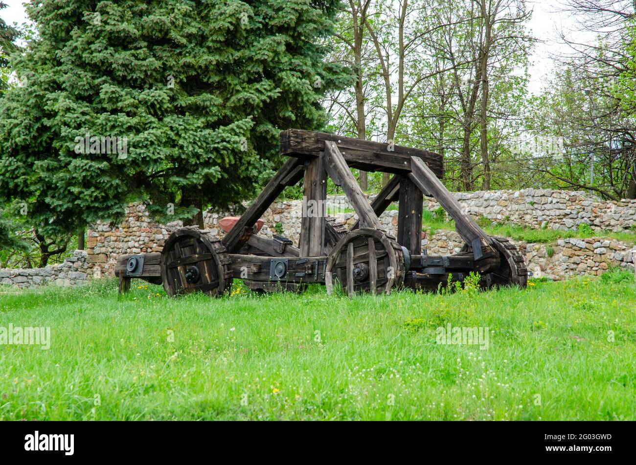 Replica di un'antica catapulta in legno situata nella fortezza di Krakra, vicino a Pernik, Bulgaria. Foto Stock