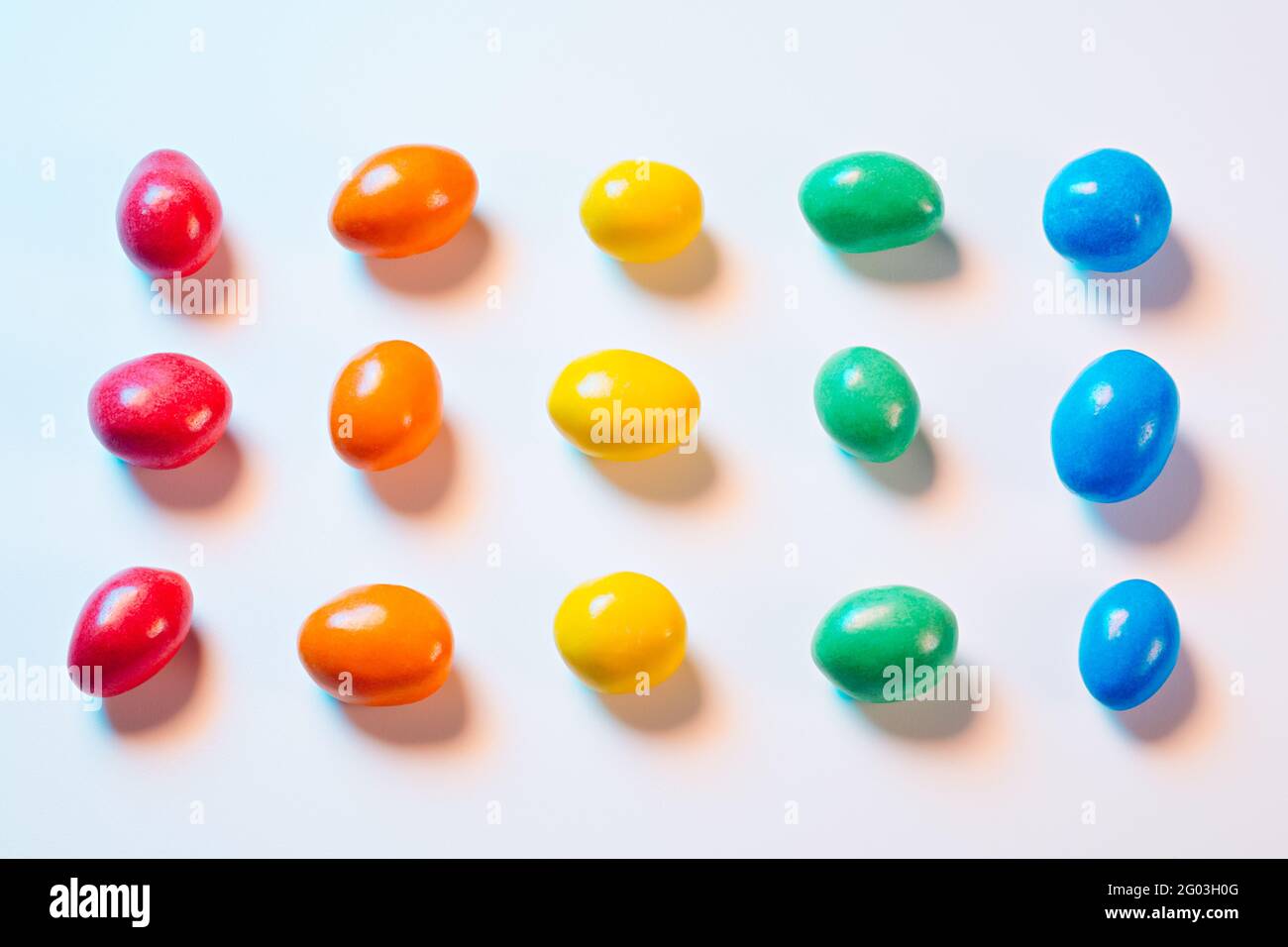 Caramelle multicolore in luce multicolore Foto Stock