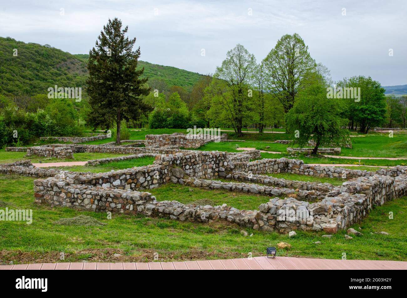 Resti della fortezza medievale di Krakra vicino a Pernik, Bulgaria, UE. Foto Stock