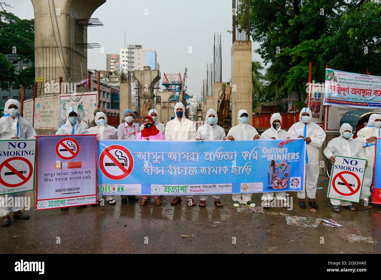 31 maggio 2021, Dhaka, Bangladesh: Gli attivisti sociali del Bangladesh tengono un cartello mentre formavano una catena umana in occasione della Giornata Mondiale del tabacco, a Dhaka, Bangladesh, 31 maggio 2021. Ogni anno, il 31 maggio, l'Organizzazione Mondiale della Sanità (OMS) osserva la Giornata Mondiale del tabacco. L'obiettivo della giornata è quello di sensibilizzare i cittadini sui mali effetti dell'uso del tabacco e su come possiamo realizzare un futuro senza tabacco. Quasi sei milioni di persone muoiono ogni anno a causa di malattie legate al tabacco. Si prevede che questo numero aumenterà a più di otto milioni entro il 2030. Credit: ZUMA Press, Inc./Alamy Live News Foto Stock