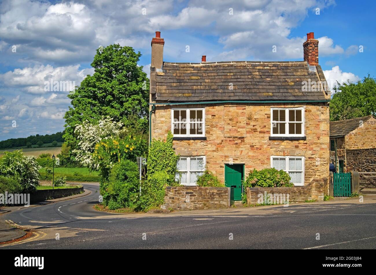Regno Unito, South Yorkshire, Rotherham, Wentworth, Cottage vicino all'intersezione della B6090 e Church Field Lane Foto Stock