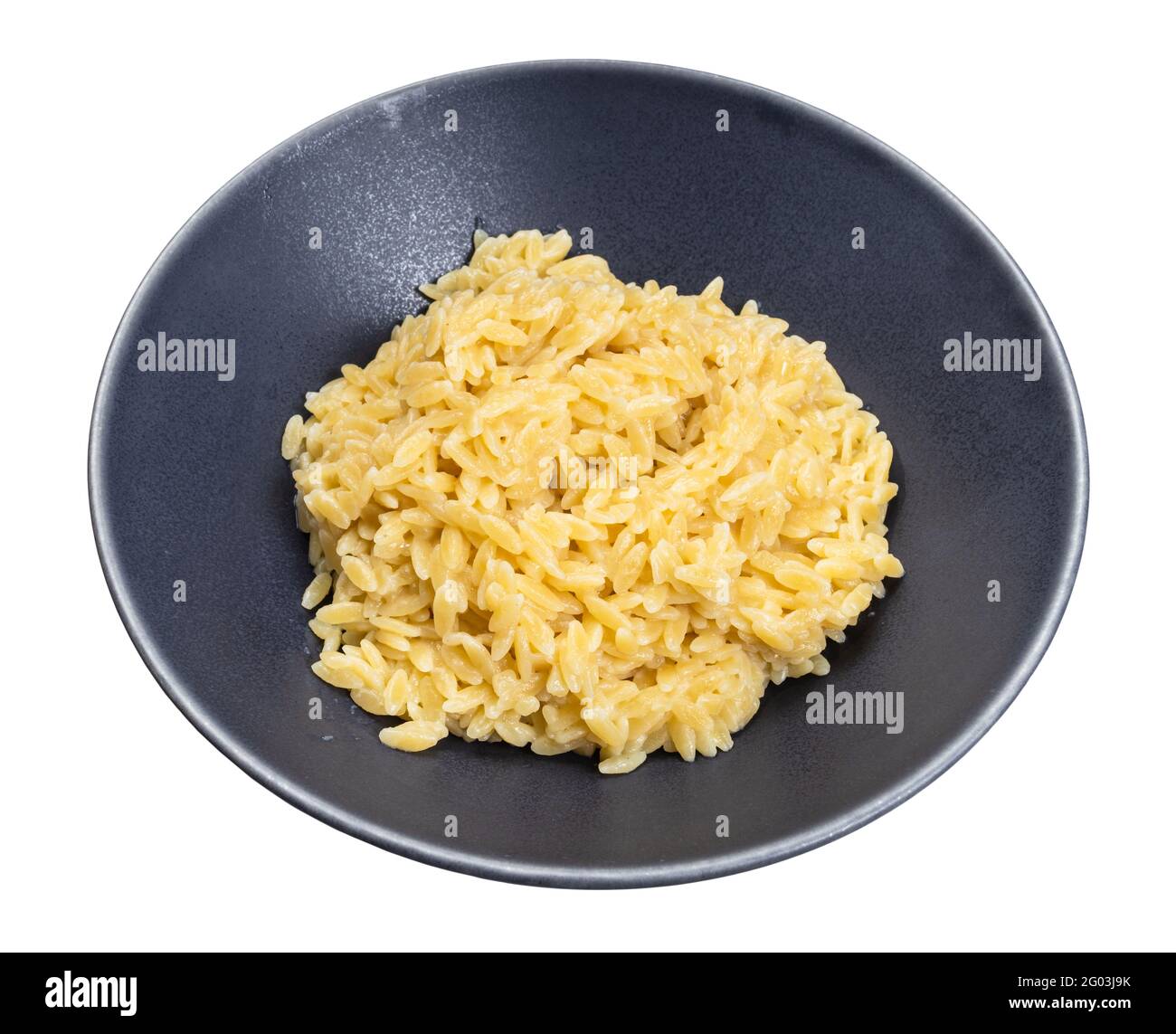 pasta di risoni bolliti in ciotola grigia isolata su fondo bianco Foto Stock