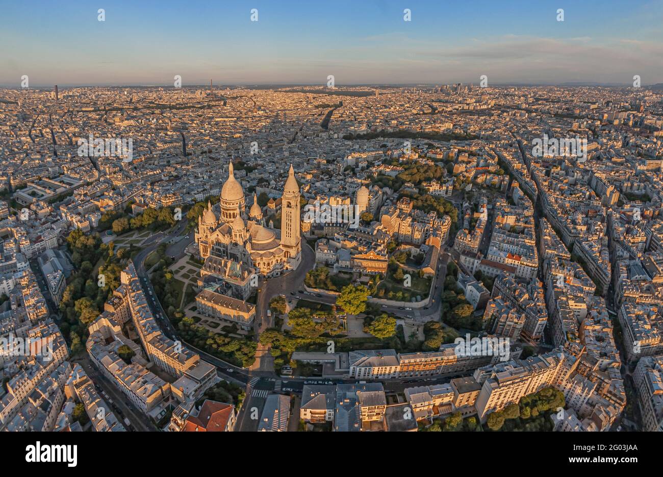 FRANCIA - PARIGI (75) - LA BUTTE MONTMARTRE E LA BASILICA DEL SACRO CUORE VISTA DAL NORD. SULLO SFONDO DA SINISTRA A DESTRA, IL MONTPARNASSE A. Foto Stock