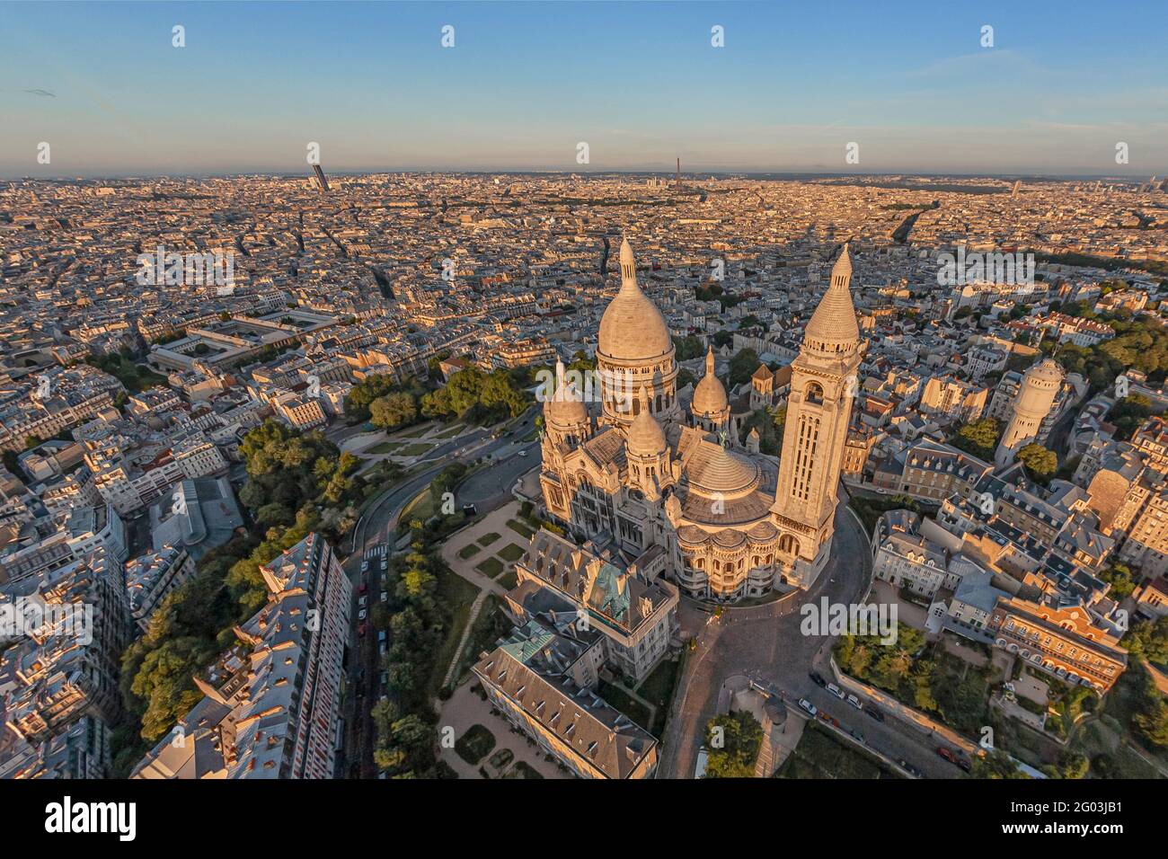FRANCIA - PARIGI (75) - LA BUTTE MONTMARTRE E LA BASILICA DEL SACRO CUORE VISTA DAL NORD. SULLO SFONDO DA SINISTRA A DESTRA, IL MONTPARNASSE A. Foto Stock