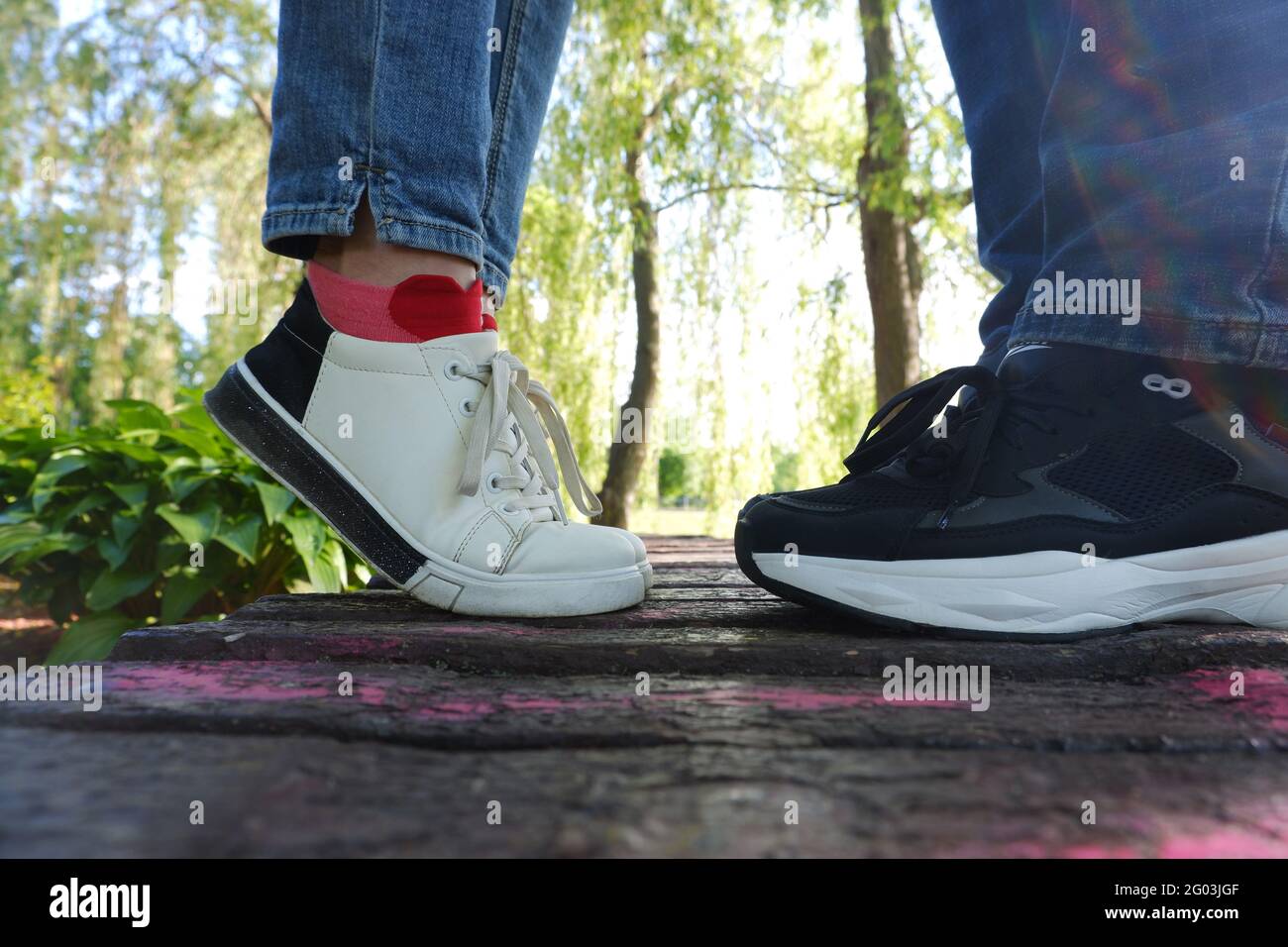 Gambe di baciare l'uomo e la donna in scarpe sportive. Giornata mondiale  del bacio Foto stock - Alamy