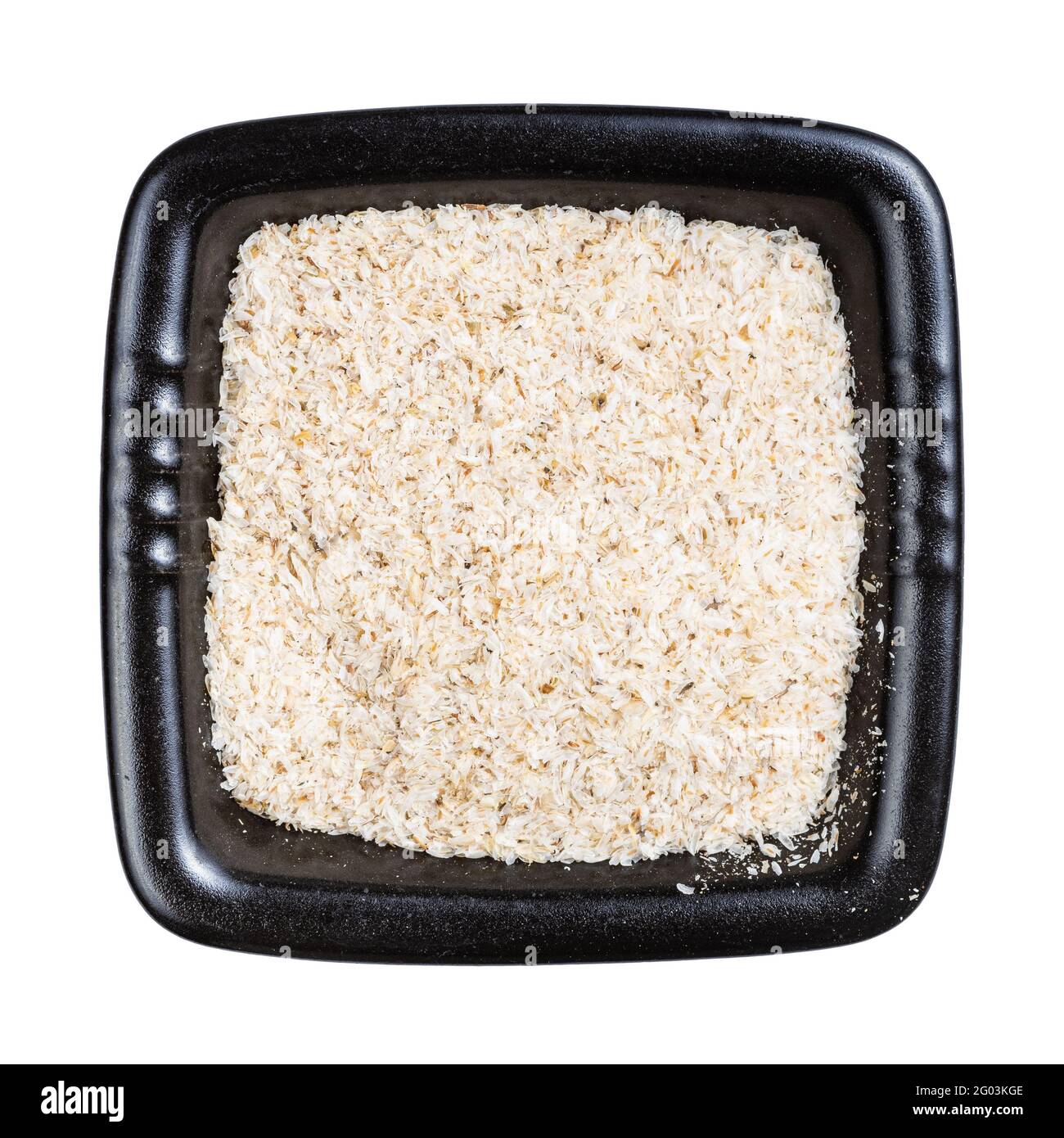 vista dall'alto della buccia di psyllium in ciotola nera isolata sfondo bianco Foto Stock
