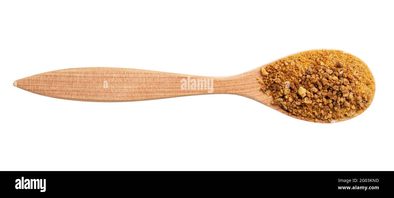 vista dall'alto dello zucchero in fiore di cocco granulato in cucchiaio di legno isolato su sfondo bianco Foto Stock