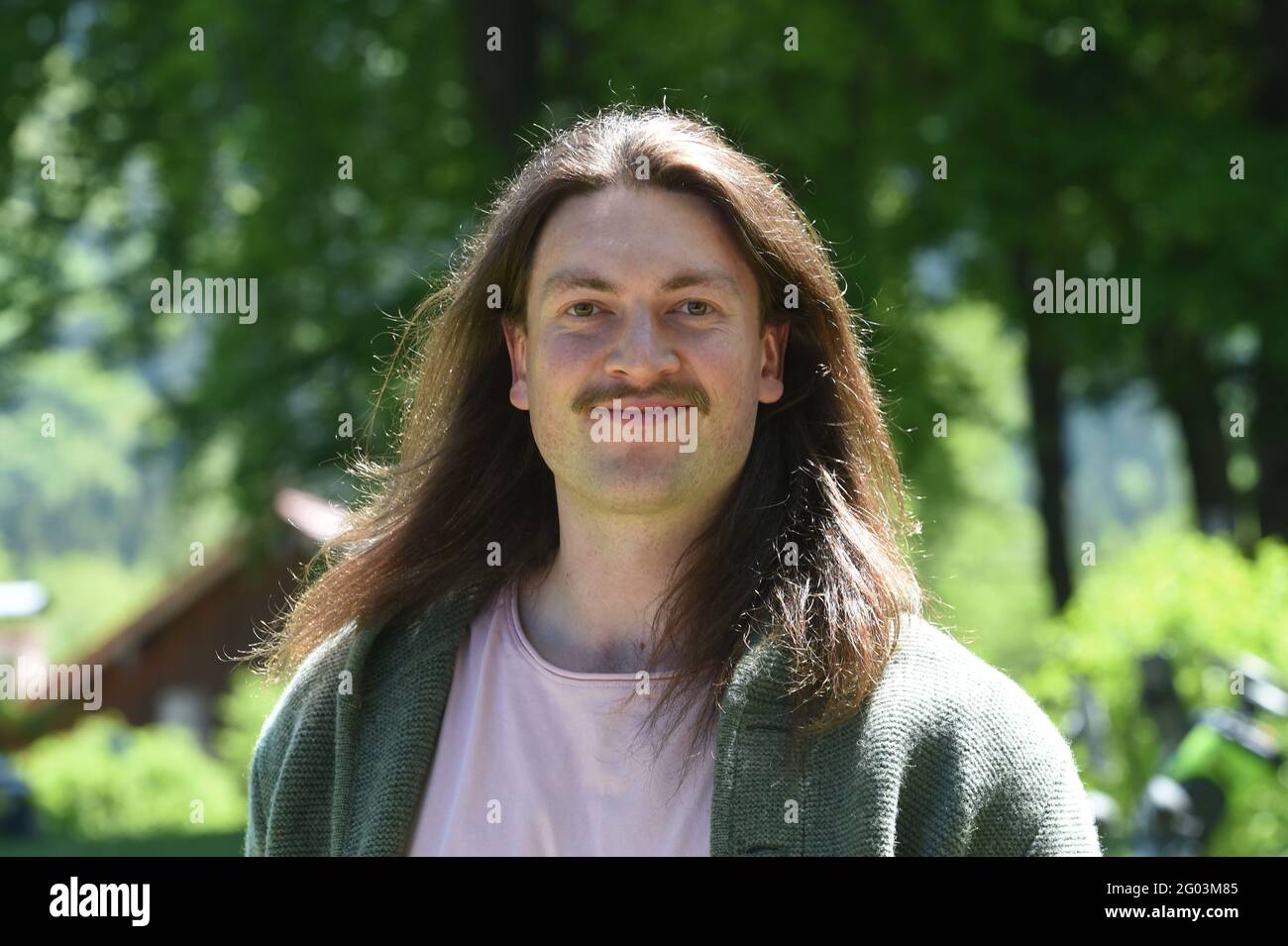 31 Maggio 21 Baviera Bad Heilbrunn Del Giocatore Nazionale Konrad Abeltshauser Ehc Red Bull Munich Si Presenta Prima Di Avere La Sua Manna liata Per Una Buona Causa Al Salone Di Parrucchiere