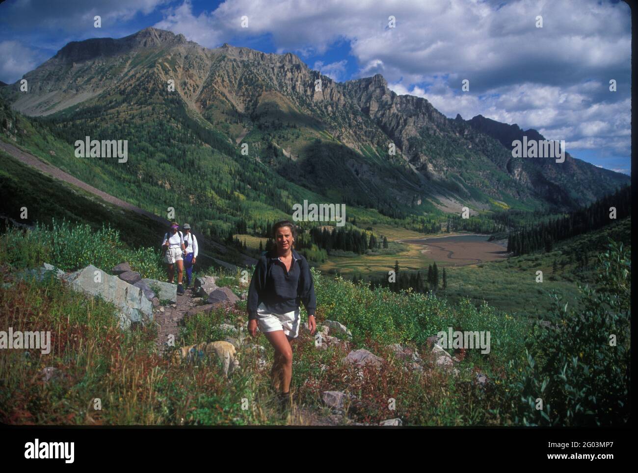 Divertimento estivo, escursioni a piedi in montagna nel West Elks Wilderness libero inquinamento vicino, Crested Butte, Gunnison County, Colorado, stati Uniti, USA Foto Stock