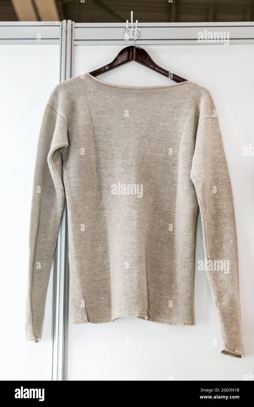Abbigliamento a maglia in canapa - pullover, T-shirt e borsa. Abbigliamento  in fibra di canapa alla mostra Foto stock - Alamy