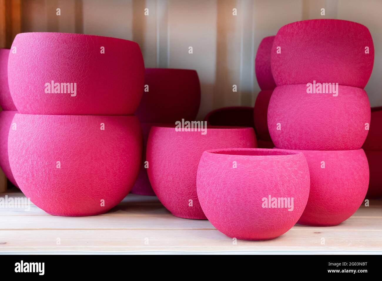 Giardino vuoto Ceramic decorare fucsia colore Pot in una fila sullo scaffale nel negozio di hardware. Concetto di giardinaggio dello shopping primaverile Foto Stock