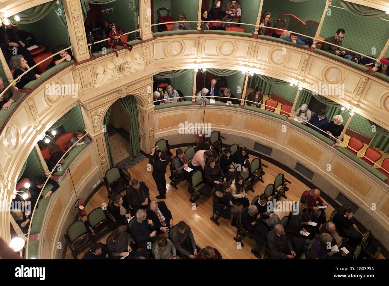 La gente partecipa a uno spettacolo teatrale di marionette colla della storica compagnia milanese, presso lo storico teatro Gerolamo fondato nel 1868, a Milano. Foto Stock