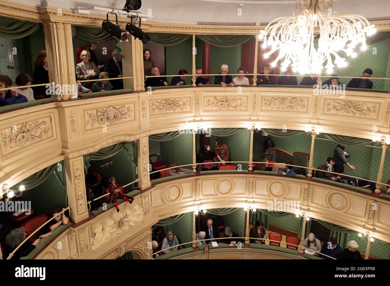 La gente partecipa a uno spettacolo teatrale di marionette colla della storica compagnia milanese, presso lo storico teatro Gerolamo fondato nel 1868, a Milano. Foto Stock
