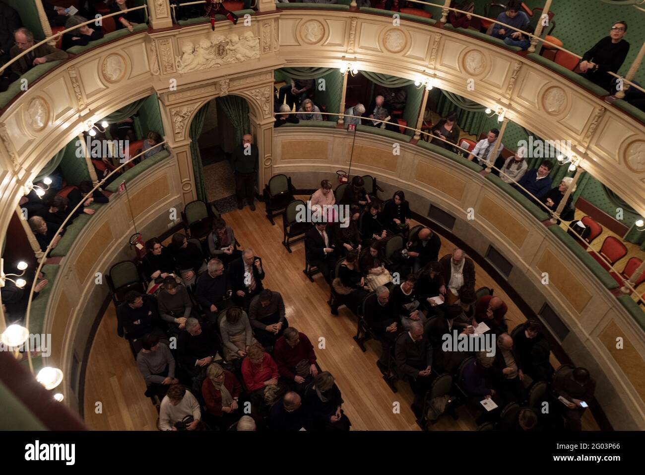 La gente partecipa a uno spettacolo teatrale di marionette colla della storica compagnia milanese, presso lo storico teatro Gerolamo fondato nel 1868, a Milano. Foto Stock