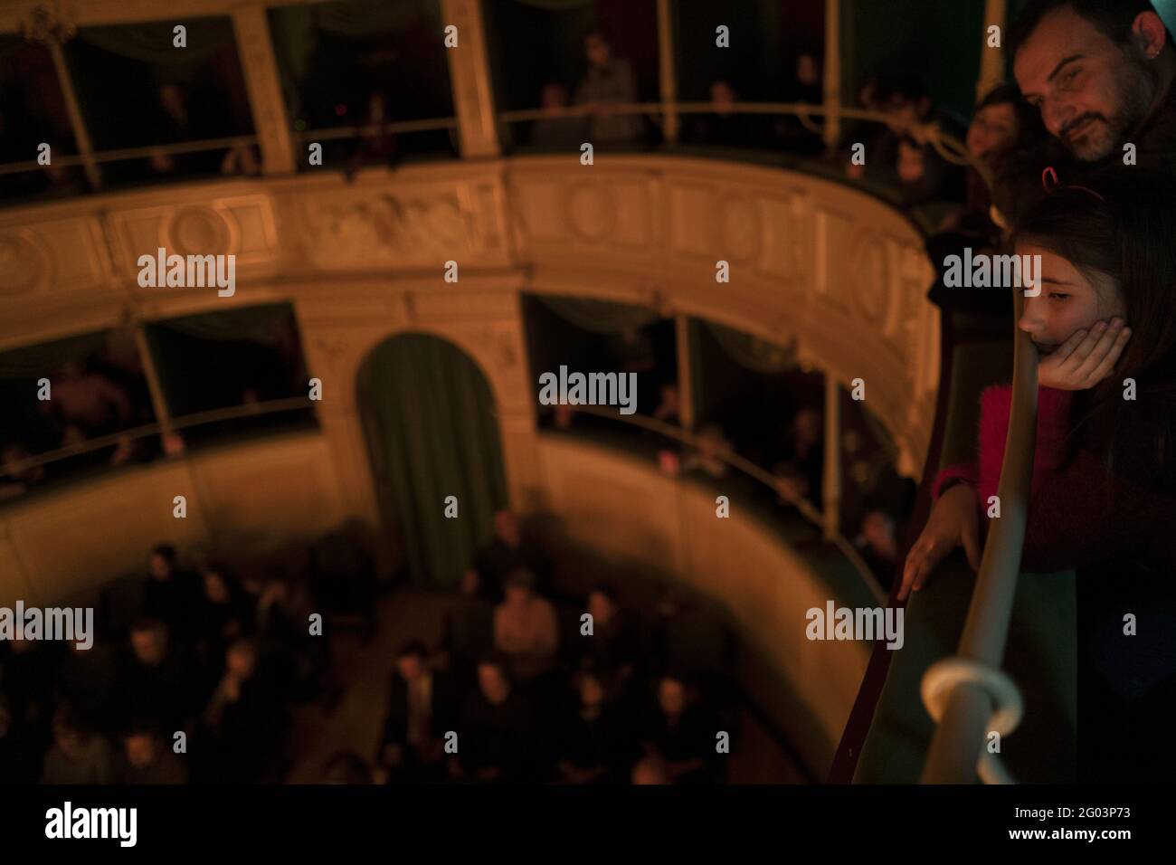 Il pubblico partecipa allo spettacolo delle marionette colla dal balcone dello storico teatro Gerolamo fondato nel 1868, a Milano. Foto Stock