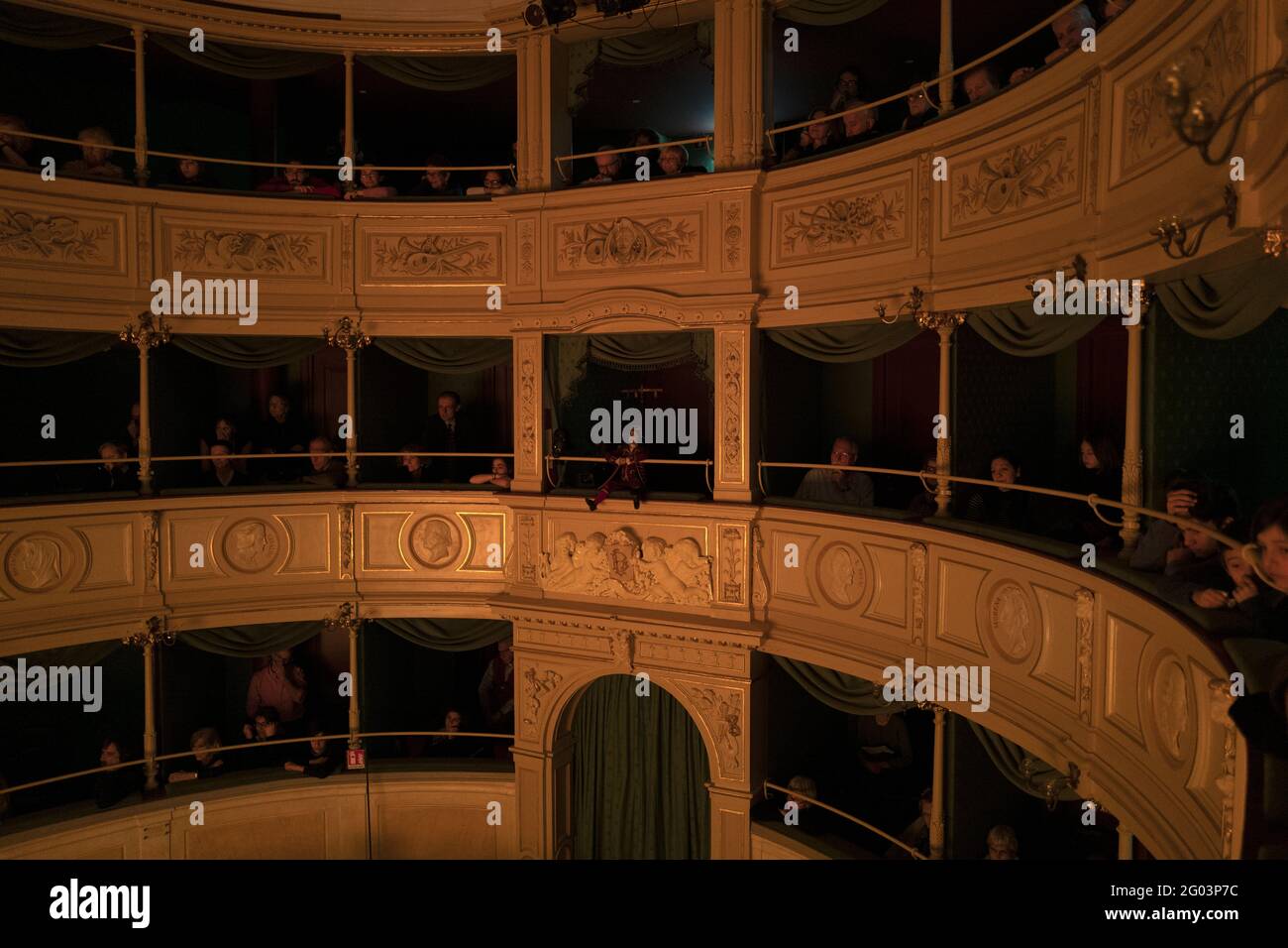 Il pubblico partecipa allo spettacolo delle marionette colla dal balcone dello storico teatro Gerolamo fondato nel 1868, a Milano. Foto Stock