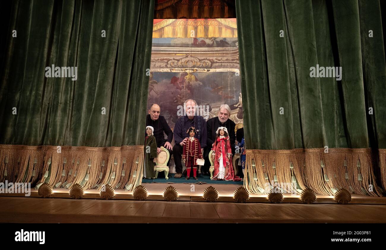 Burattini e attori della Compagnia Carlo colla, dietro il sipario al  termine dello spettacolo al Teatro storico Gerolamo, a Milano Foto stock -  Alamy