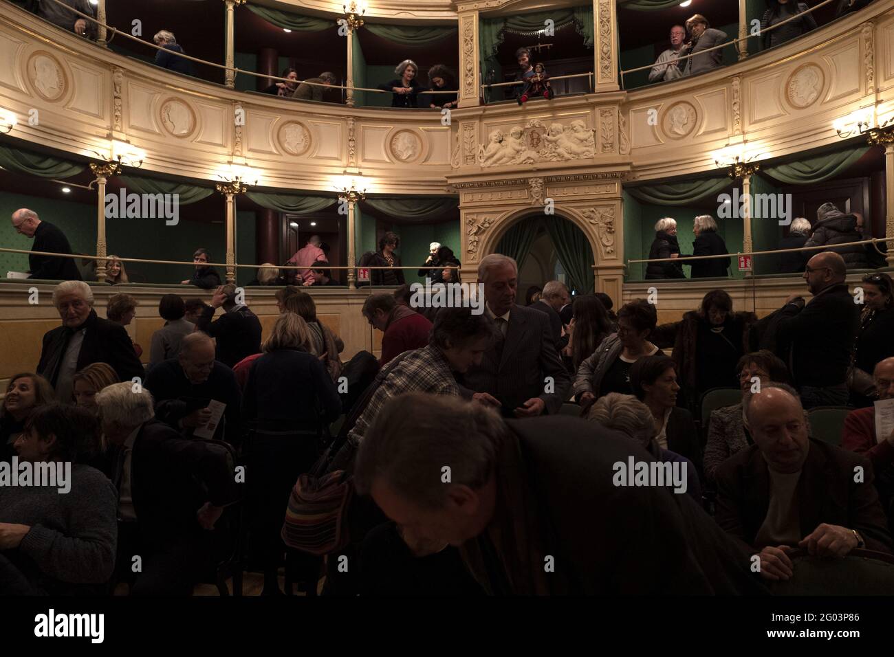 La gente partecipa a uno spettacolo teatrale di marionette colla della storica compagnia milanese, presso lo storico teatro Gerolamo fondato nel 1868, a Milano. Foto Stock