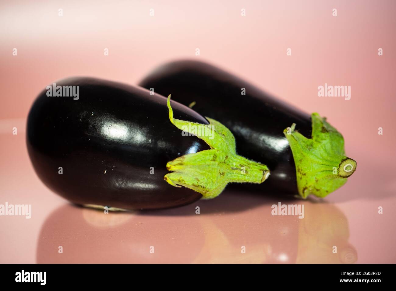 Melanzane su sfondo rosa Foto Stock