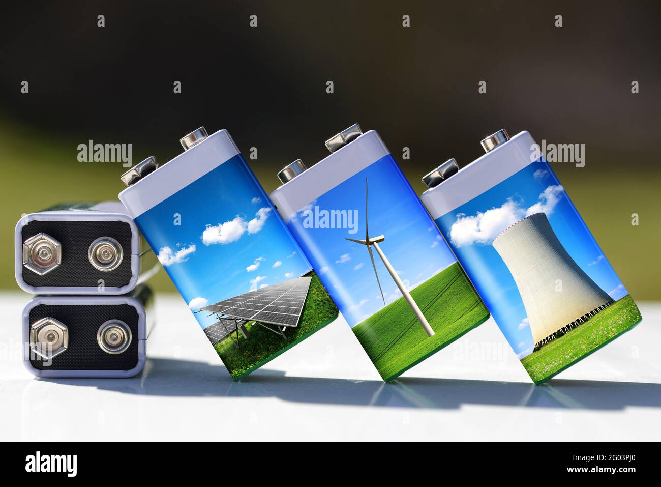 Batteria con pannelli solari, turbine eoliche e centrale nucleare. Concetto di risorse energetiche. Foto Stock