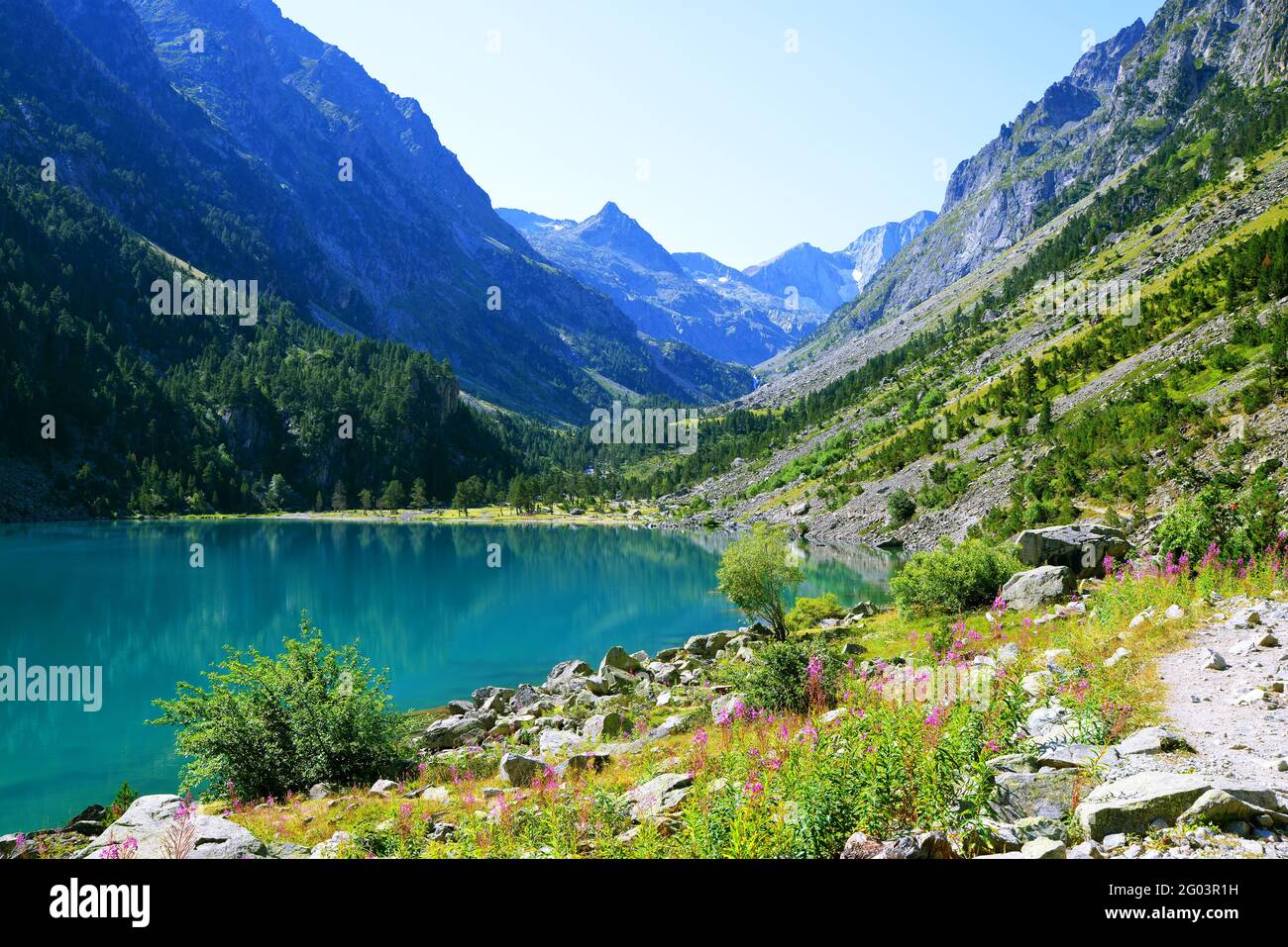 Lago di Gaube vicino villaggio Cauterets nel dipartimento degli alti Pirenei, Francia, Europa. Splendido paesaggio montano in estate. Foto Stock