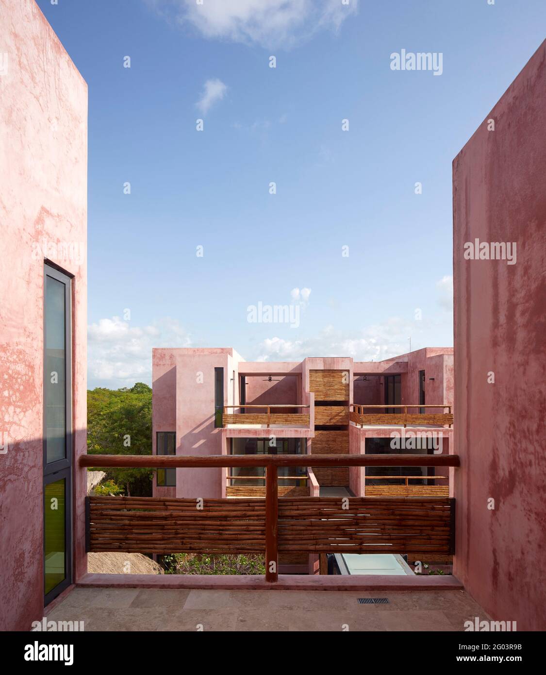 Facciate dell'appartamento. Tulum Apartments, Tulum, Messico. Architetto: Reyes Rios + Larrain Studio , 2019. Foto Stock