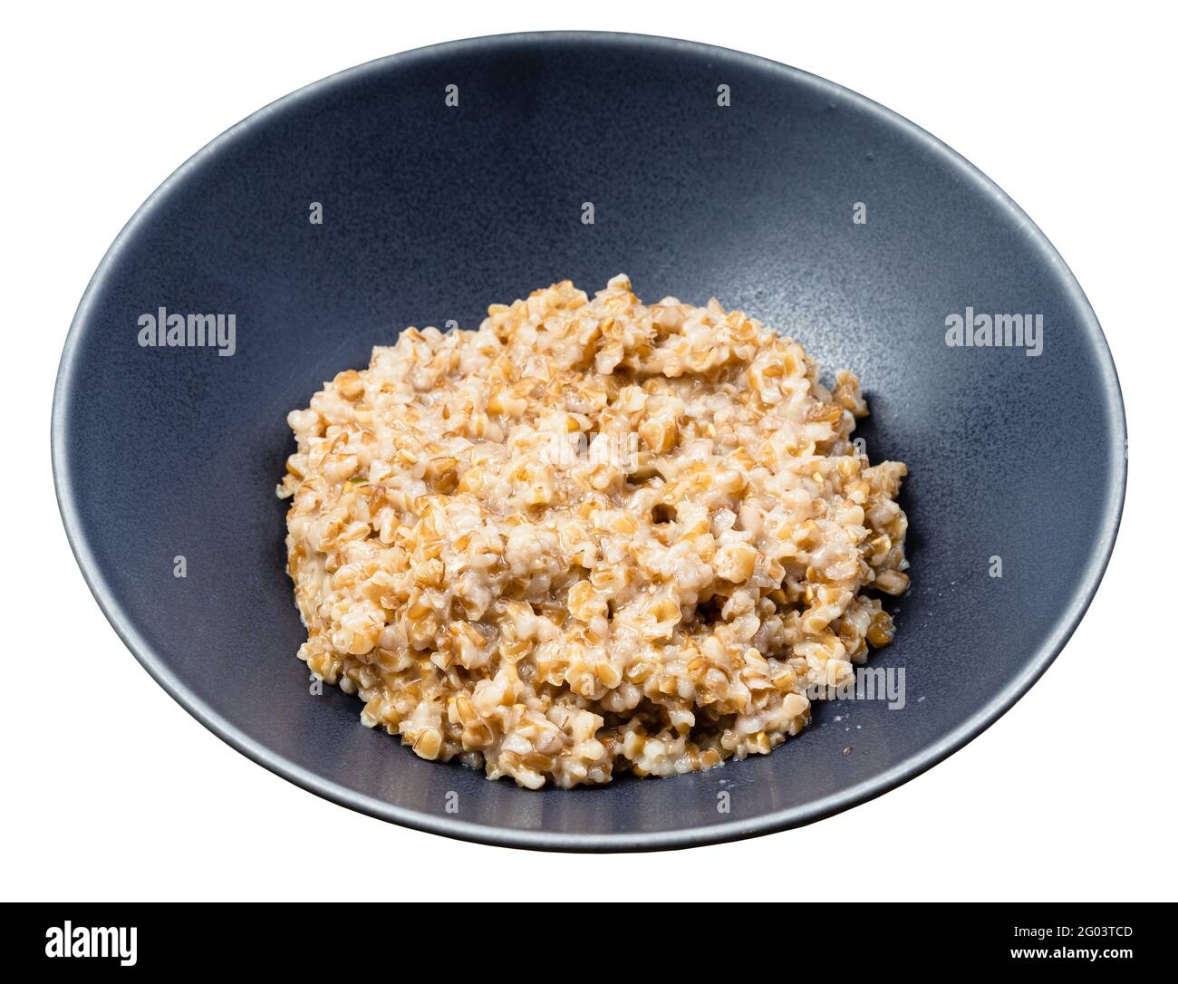 Porridge da schiacciato bollito Emmer farro ha colato grano groats in recipiente rotondo isolato su sfondo bianco Foto Stock
