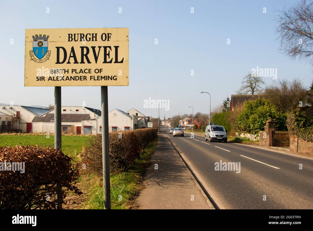 Il cartello stradale sulla strada principale A71 che informa gli automobilisti che Darvel nell'Ayrshire orientale è il luogo di nascita di Sir Alexander Fleming. Foto Stock