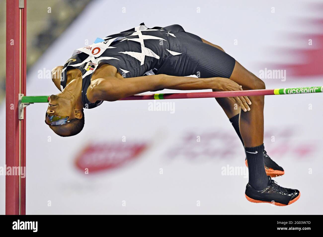 Mutaz sia Barshim (QAT) mette secondo nel salto alto A 7-6 1/2 (2.30m) durante il Mondiale Athletics Doha Diamond Incontro di campionato a Suhaim Bin Hamad Foto Stock