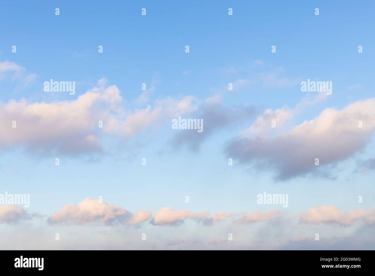 catena di nuvole soffici nel cielo blu del tramonto in primavera sera Foto Stock