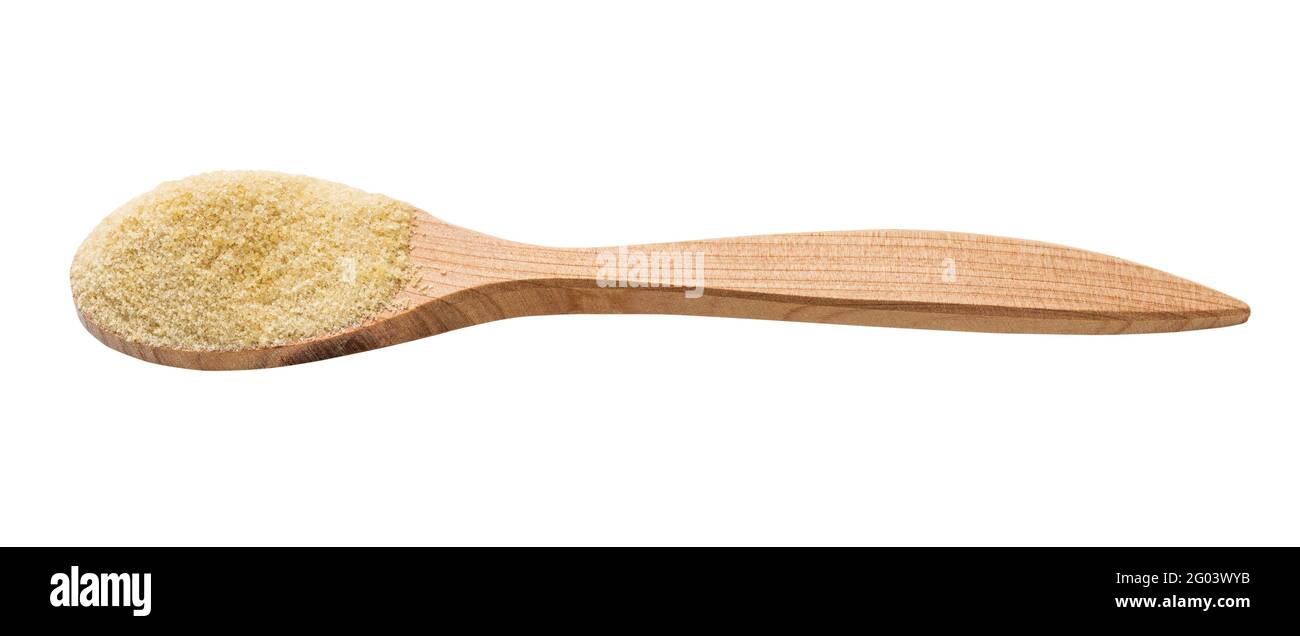 zucchero di cocco granulato in cucchiaio di legno isolato su sfondo bianco Foto Stock