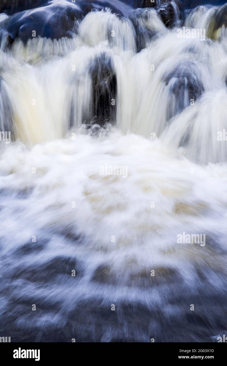 Una serie di rapide e piccole cascate sul fiume Irvine vicino Loudoun Hill nell'Ayrshire Orientale, Scozia. Foto Stock