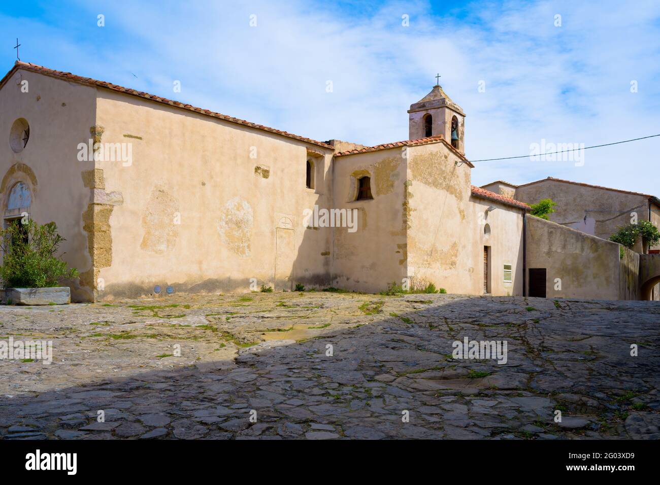 La città etrusca di Populonia conosciuta per le necropoli, le antiche rovine, il castello e il mare Foto Stock