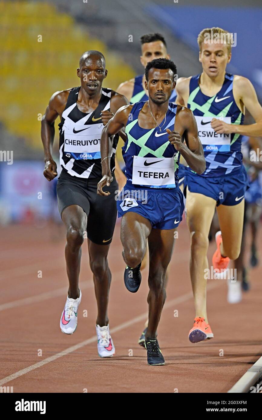 Samuel Tefera (ETH) e Timonty Cheruiyot (KEN) guidano i 1.500 m. Durante l'incontro della World Athletics Doha Diamond League a Suhaim Bin Hamad Stadium in Foto Stock