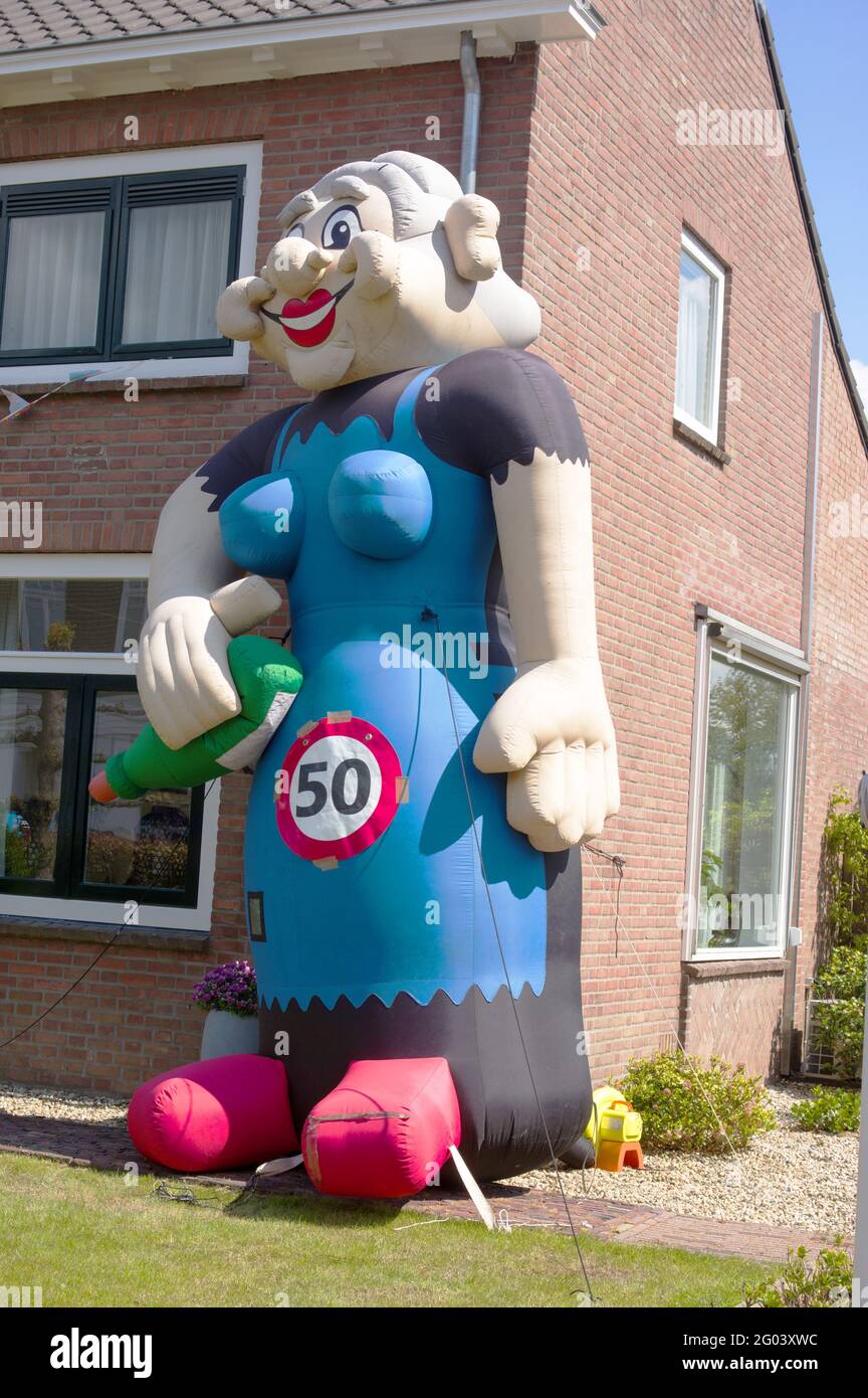 Arnhem, Paesi Bassi - 7 maggio 2021: Bambola Sarah tradizionale in un giardino per festeggiare il 50° compleanno Foto Stock