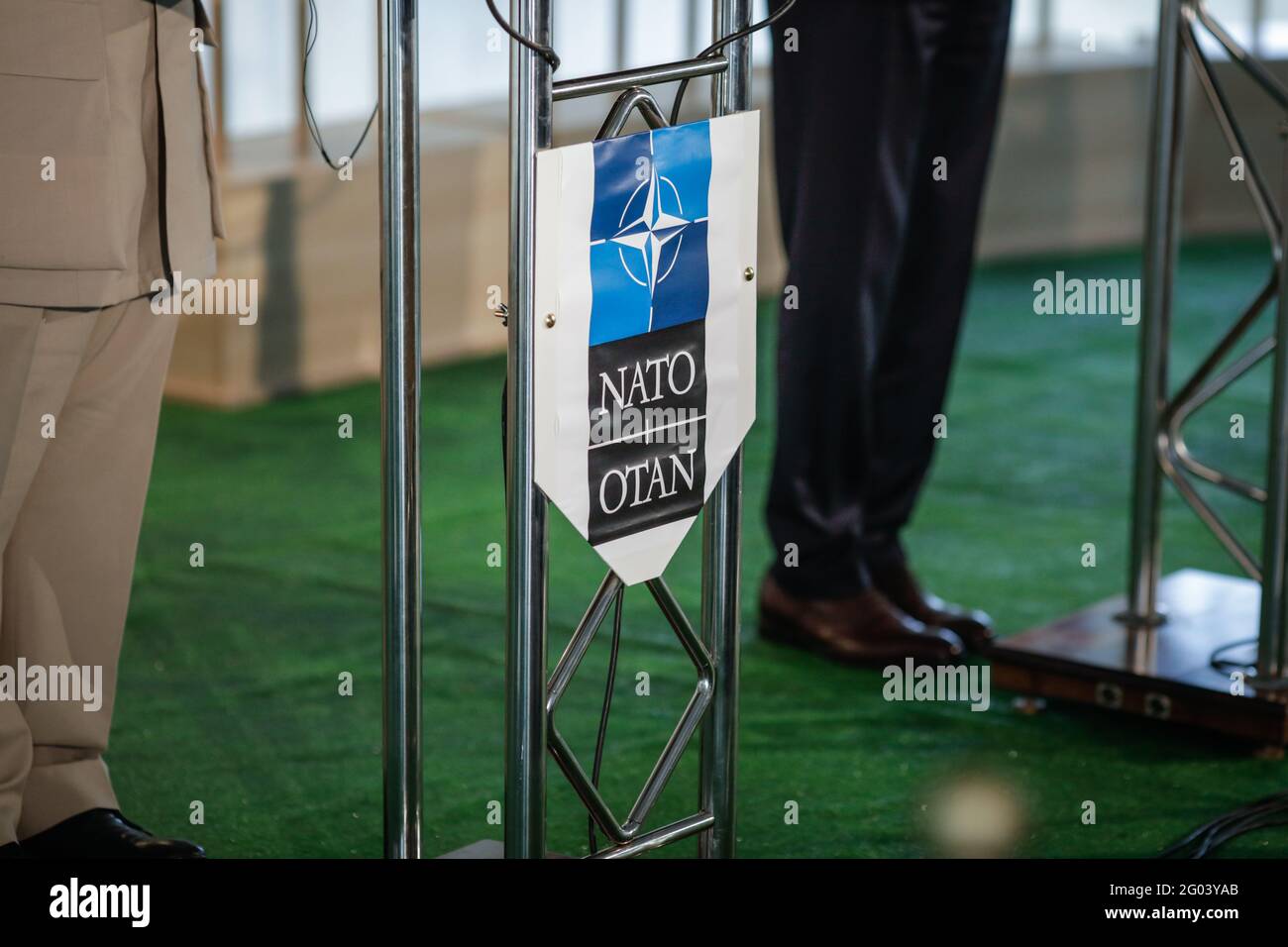Bucarest, Romania - 31 maggio 2021: Dettagli con il logo NATO durante una conferenza stampa. Foto Stock