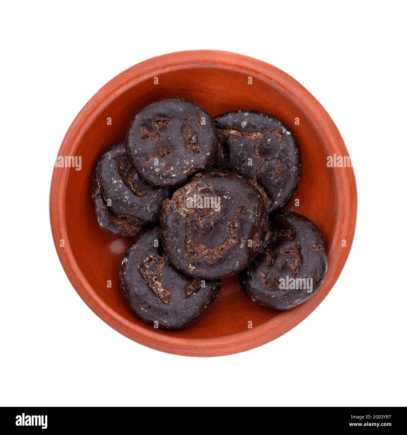 Vista dall'alto di una ciotola di fette di banana essiccate ricoperte di cioccolato isolate su sfondo bianco. Foto Stock