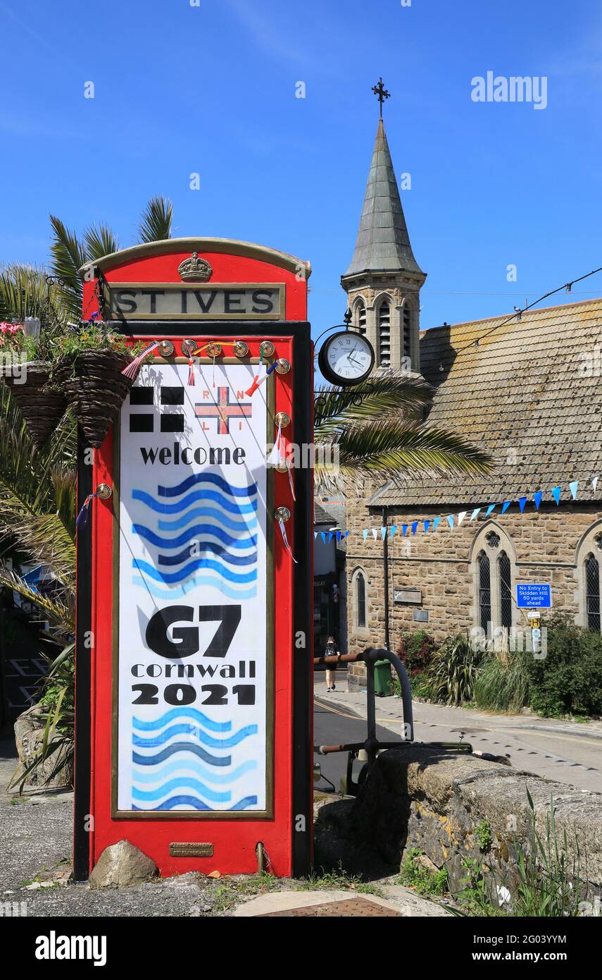 Box telefonico rosso a St Ives, decorato per accogliere la vetta del G7 in Cornovaglia, che si svolge a Carbis Bay, 11-13 giugno 2021, Regno Unito Foto Stock