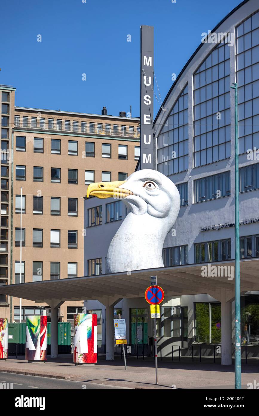 Una massiccia testa di gabbiano - statua sopra l'ingresso del museo a Helsinki Foto Stock