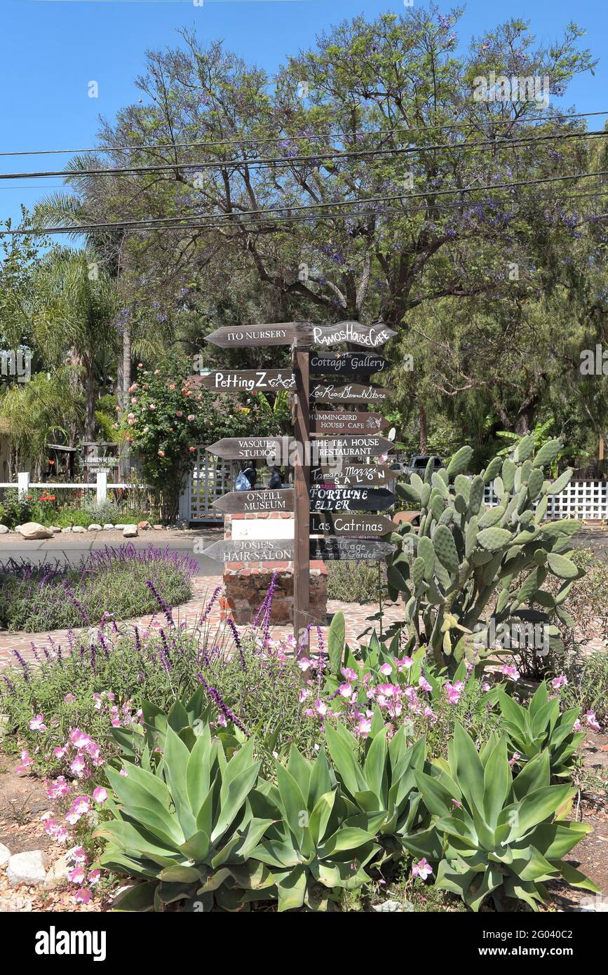 SAN JUAN CAPISTRANO, CALIFORNIA - 27 MAGGIO 2021: Frecce di direzione all'ingresso del quartiere storico di Los Rios. Foto Stock