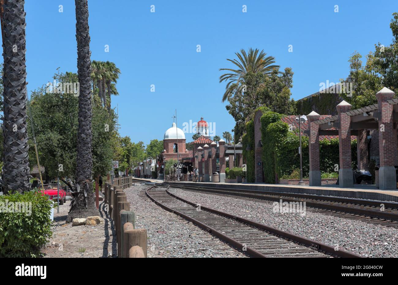 SAN JUAN CAPISTRANO, CALIFORNIA - 27 MAGGIO 2021: Binari ferroviari e piattaforma di deposito a San Juan Capistrano. Foto Stock