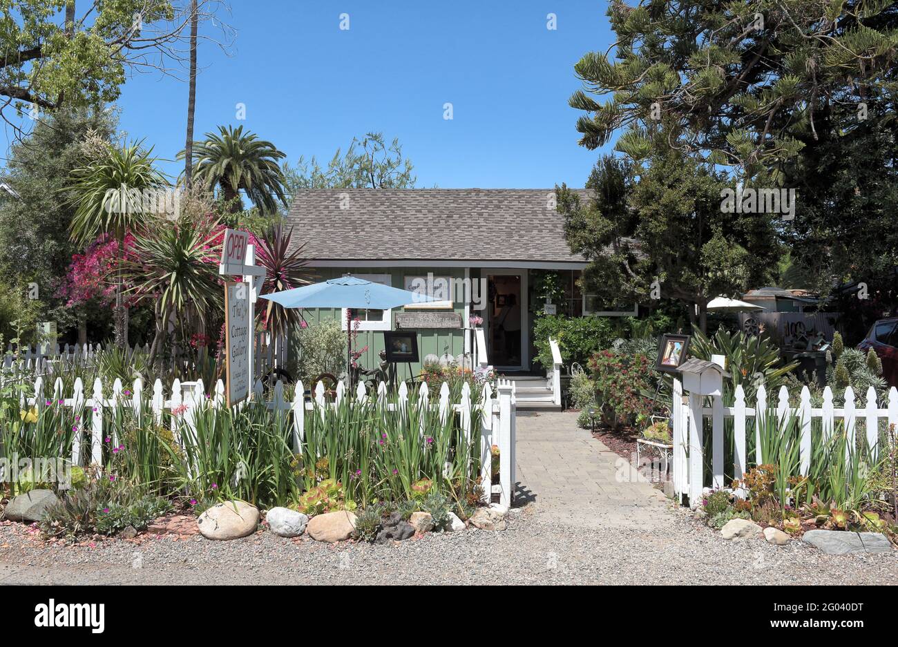 SAN JUAN CAPISTRANO, CALIFORNIA - 27 MAGGIO 2021: La Cottage Gallery di Los Rios offre un'ampia varietà di opere d'arte, regali e decorazioni per la casa di artisti locali. Foto Stock